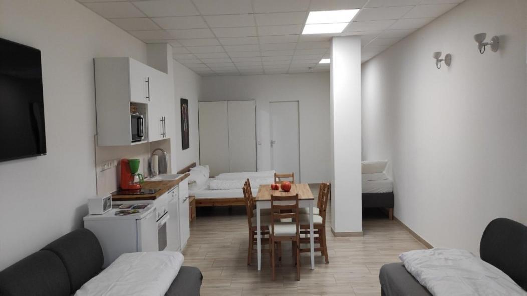 Eleonoras Ferienwohnung In Wuerzburg Stadt Mit Terrasse Im Erdgeschoss Inklusive Eigenen Parkplaetzen Vor Der Tuer Ngoại thất bức ảnh