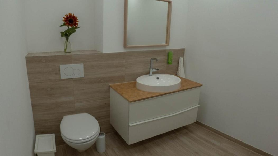 Eleonoras Ferienwohnung In Wuerzburg Stadt Mit Terrasse Im Erdgeschoss Inklusive Eigenen Parkplaetzen Vor Der Tuer Ngoại thất bức ảnh